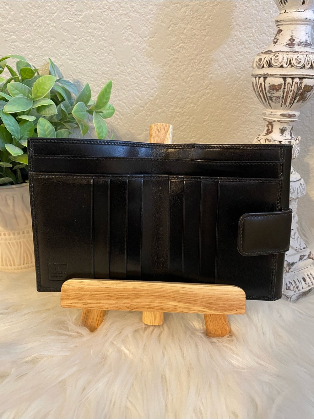Fendi Black Leather Bi-Fold Wallet with Metal Logo Plate - Unisex - Picture 8 of 12